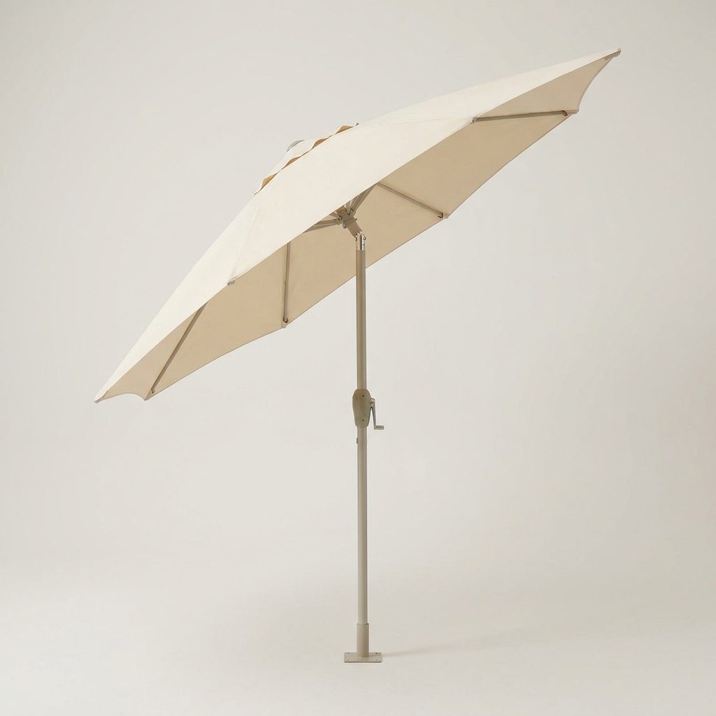 Sonnenschirm mit Kippfunktion in Creme über einer Gartentafel, neigbar gegen die Mittagssonne